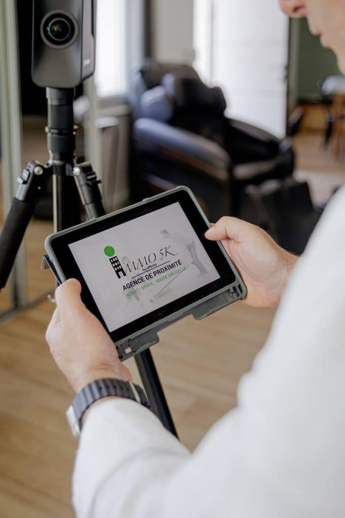 mains d'un homme agent immobilier tenant une tablette type iPad où l'on voit le logo immo 5 k by efficity photo professionnelle faite par Cillia Ciabrini