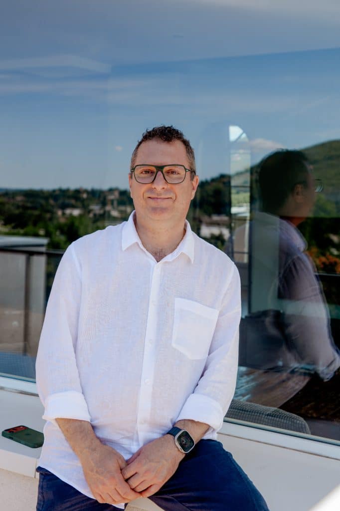 Alexandre Dutel agence immobilière Immo5K posant devant une fenêtre d'une belle maison à Rochetaillée sur Saône