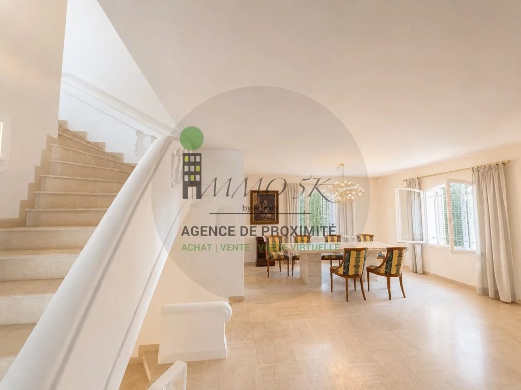 Intérieur de maison lumineux et en vente par Immo5k by efficity